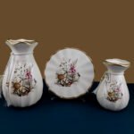 طقم فازات 3 قطع مزخرف بالورد – لون أوف وايت راقٍ – مكون من فازتين وطبق مزخرف مع مسند – ديكور فخم ولمسة هادئة تضيف الأناقة لكل ركن