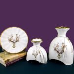 طقم فازات 3 قطع بتصميم غزالة – أبيض فاخر – مكون من فازتين وطبق مع مسند – ديكور راقٍ وهدية فخمة للمكتب والمنزل