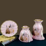 طقم فازات 3 قطع بتصميم طاووس – لون بينك أنيق – مكون من فازتين وطبق مع مسند – تحفة فنية فاخرة لديكور المنزل أو المكتب