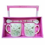 أكواب سيراميك جميلة تحمل اقتباس “Love is in the air” – لون أبيض أنيق – سعة 200 مل – أبعاد 10×7×8 سم | هدية مميزة بتصميم جذاب