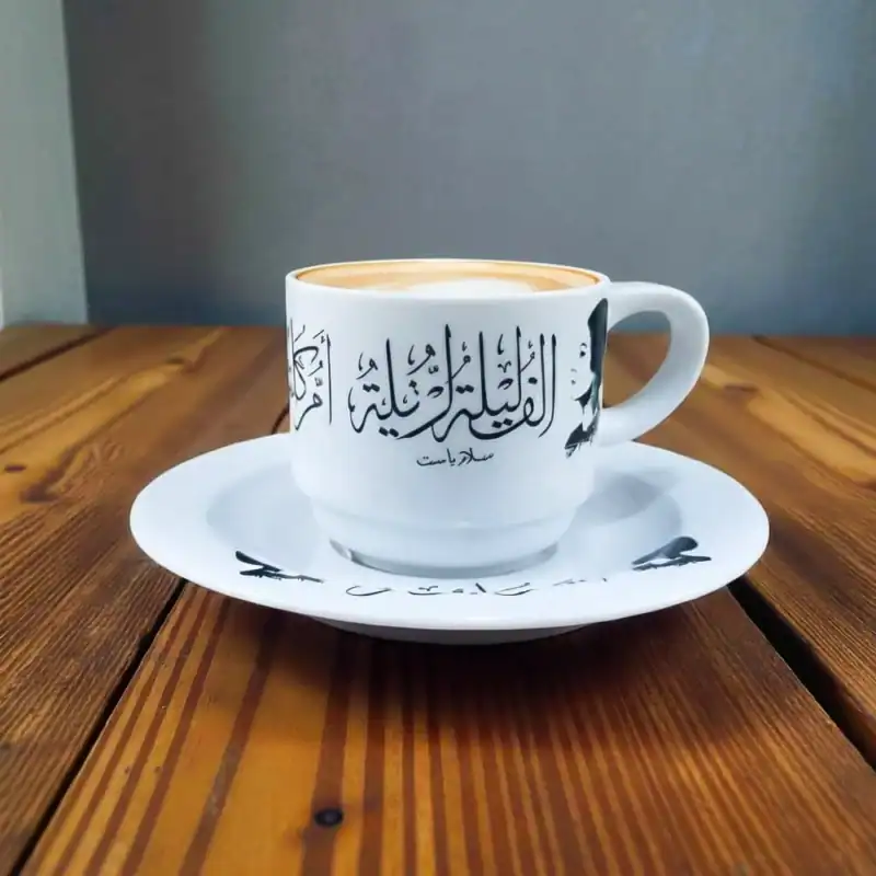 فنجان قهوة أم كلثوم بورسلين – تصميم كوبليه “ألف ليلة وليلة” – أبيض × أسود – 6×8 سم