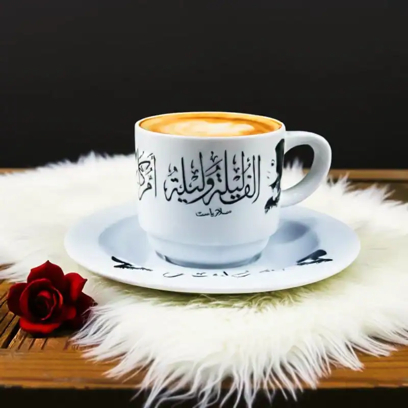 فنجان قهوة أم كلثوم بورسلين بتصميم الف ليلية وليلة أبيض وأسود