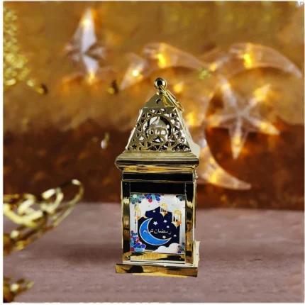فانوس رمضان الذهبي بإضاءة LED وصوت يعمل كمبخرة – زينة رمضانية عملية وفاخرة