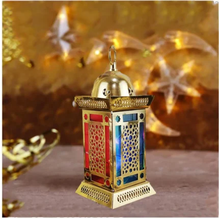 فانوس رمضان بإضاءة LED وتصميم تقليدي – زينة مثالية للأجواء الرمضانية – 4جوانب زجاج ملونه – معدن – دهبي – طول 37 سم