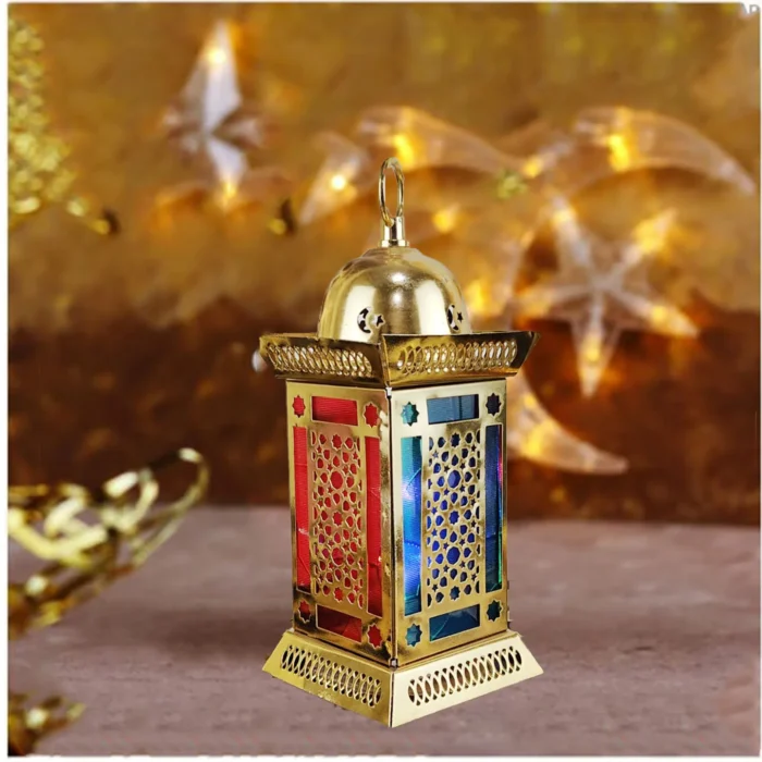 فانوس رمضان بإضاءة LED وتصميم تقليدي – زينة مثالية للأجواء الرمضانية – 4جوانب زجاج ملونه – معدن – دهبي – طول 37 سم