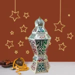فانوس رمضان المعدني الكلاسيكي هو قطعة فنية مستوحاة من التراث الإسلامي، مصنوعة من معدن متين مزخرف بنقوش عربية، مما يجعله خيارًا مثاليًا لمن يبحث عن زينة مميزة لمداخل المنازل أو حتى لتزيين الشوارع والمحال التجارية. يتميز بإمكانية الإضاءة باستخدام الشموع أو المصابيح الكهربائية، مما يتيح لك الاستمتاع بتوهج دافئ يناسب جميع الأذواق والأماكن. يمكنك شراء المنتج من خلال موقعنا الالكتروني اقتني