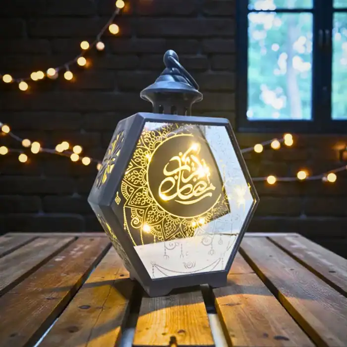 فانوس رمضان الأكريليك بالمرايا المضيء - لون اسود - هدية رمضانية مثالية تضفي أجواء ساحرة - متعدد الالوان - 25*16*10 سم