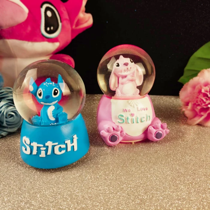 بلورة زجاجية موسيقية بتصميم Stitch وAngel – هدية رومانسية مميزة تغني "كل عام وأنت حبيبي" وتعمل بالبطاريات