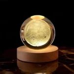 تعتبر الكره الكريستال المضيئة ثلاثية الأبعاد مع القاعدة الخشبية تحفة فنية تجمع بين الجمال العصري والتكنولوجيا الحديثة. تصميمها الفريد وأناقتها تجعلها قطعة مميزة تضيف لمسة من الفخامة لأي مكان توضع فيه، سواء كان ذلك في المنزل، المكتب، أو كهدية لأحد الأحباء يمكنك شراء المنتج من خلال موقعنا الالكتروني اقتني