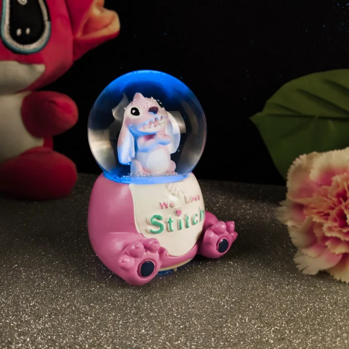 بلورة زجاجية موسيقية بتصميم Stitch وAngel – هدية رومانسية مميزة تغني "كل عام وأنت حبيبي" وتعمل بالبطاريات