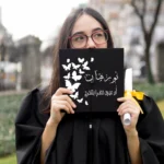 في اقتني – ektny.com، ندرك قيمة هذه اللحظة جيدًا. لذلك، صممنا لك كاب تخرج فاخر بخامة ممتازة وطباعة فينيل احترافية باللون الذهبي أو الفضي، يمكنك تخصيصه بالكامل حسب اسمك أو دفعتك أو حتى شعار كليتك. لكن التميز لا يتوقف عند التصميم فقط، بل يشمل خدمة عملاء مميزة تبدأ فور طلبك للمنتج، حيث نتواصل معك لتحديد كافة التفاصيل التي ترغب بها بدقة، ثم يتم تنفيذ الكاب خلال 48 ساعة فقط، ويُشحن إليك أينما كنت. سواء كنت تجهز لحفلة التخرج، أو تصوير جلسة مميزة، أو تبحث عن هدية لا تُنسى، كاب التخرج المطبوع خصيصًا لك سيضيف لمسة من الأناقة والفخر لكل لحظة.