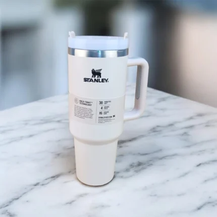 مج حراري ستانلي 1.18 لتر لون بيچ – حافظ للحرارة والبرودة بتصميم عملي للمشروبات اليومية.