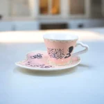 فنجان أم كلثوم لون بينك -بورسلين سعة 90 مل مع طبق – تصميم عربي كلاسيك لعشاق الطرب الأصيل