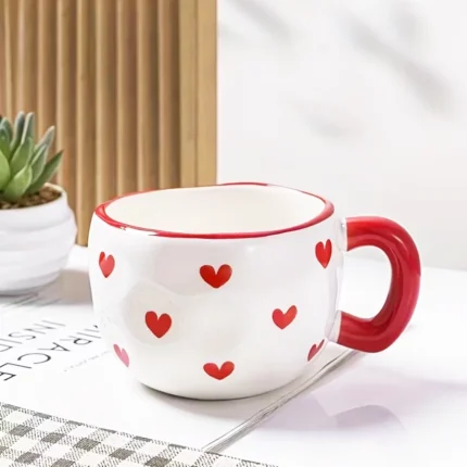 مج القلوب الحمراء البورسلين 300 مل – تصميم أنيق بحواف حمراء للمشروبات الساخنة والباردة