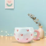 مج القلوب البورسلين 300 مل – تصميم وردي أنيق للمشروبات الساخنة والباردة