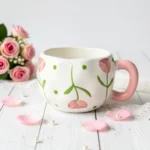 مج الزهرة الوردية -مج بورسلين 300 مل-رسومات زهور خفيفة لطابع مبهج