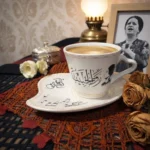 فنجان أم كلثوم لون بيج بورسلين سعة 90 مل مع طبق – تصميم عربي كلاسيك لعشاق الطرب الأصيل