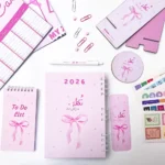 بوكس نقطة 2026 بتصميم الفيونكات – مجموعة كاملة للتنظيم والأهداف بعناصر ناعمة وأناقة وردية