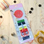 طقم الخياطة المتكامل 8 بكرات – كارت خياطة بإبر ومقص وخاتم خياطة عملي