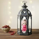 فانوس رمضان ديكوري مضيء -لون أسود في ذهبي–بداخلة عروسة لطيفة – مقاس 34×18 سم