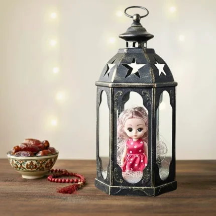 فانوس رمضان ديكوري مضيء -لون أسود في ذهبي–بداخلة عروسة لطيفة – مقاس 34×18 سم