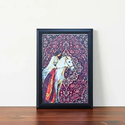 برواز ديكور خيل بتصميم سيدة على حصان – إطار أسود أنيق – مقاس 20×30 سم – مناسب لغرف المعيشة والصالونات