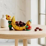 ديكور مائدة رمضان – حامل تمر على شكل هلال مع شخصيات رمضانية – 13×9 سم