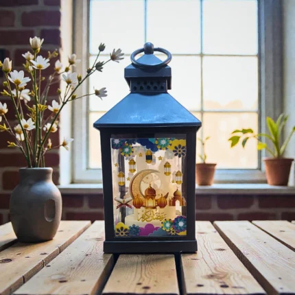 فانوس تركي أكريليك مربع أسود بتصميم رمضاني مبهج – مقاس 21×9.5 سم
