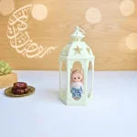 فانوس رمضان ديكوري مضيء -لون ابيض – بداخلة عروسة لطيفة – مقاس 34×18 سم