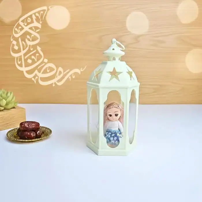 فانوس رمضان ديكوري مضيء -لون ابيض – بداخلة عروسة لطيفة – مقاس 34×18 سم