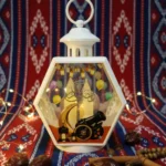 فانوس سداسي أبيض ديكوري أنيق مقاس 18 × 13 سم – تصميم عصري يناسب رمضان والمناسبات