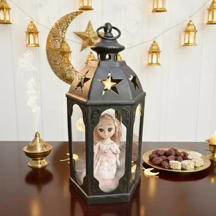 فانوس رمضان ديكوري مضيء -لون أسود – بداخلة عروسة لطيفة – مقاس 34×18 سم