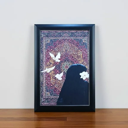 برواز ديكور تراثي بتصميم فني أنيق – امرأة محجبة وحمام أبيض – مقاس 20×30 سم