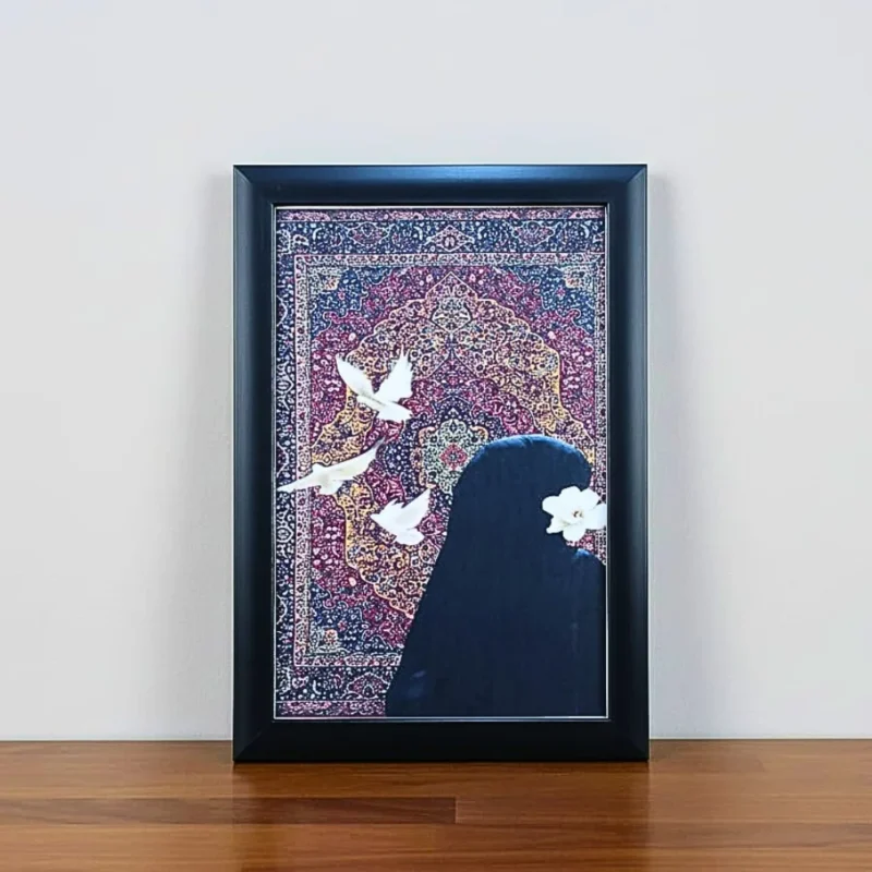 برواز ديكور تراثي بتصميم فني أنيق – امرأة محجبة وحمام أبيض – مقاس 20×30 سم