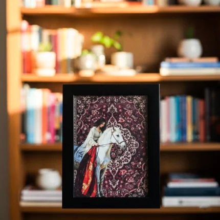 برواز ديكور فني بتصميم سيدة على حصان – إطار أسود أنيق – مقاس 21×15 سم – مناسب لغرف المعيشة والصالونات