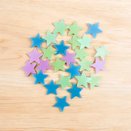 نجوم لاصقة مضيئة في الظلام بتصميم كيوت – أشكال نجوم ملونة للديكور وغرف الأطفال