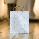 شنطة هدايا ورقية بتصميم هندسي راقي – مناسبة للبوكسات مقاس 29.5 × 21.5 سم