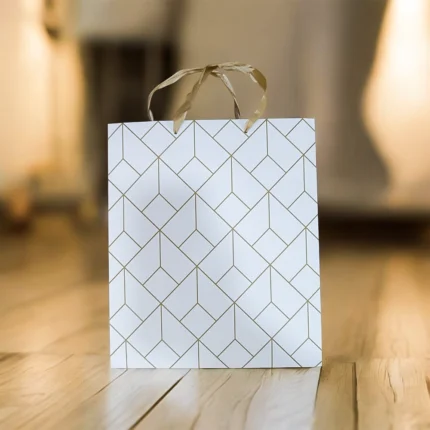 شنطة هدايا ورقية بتصميم هندسي راقي – مناسبة للبوكسات مقاس 29.5 × 21.5 سم