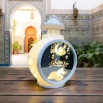 فانوس تركي أكريليك تصميم مرايا ديكوري – لون أبيض – ارتفاع 19 سم × عرض 12.5 سم