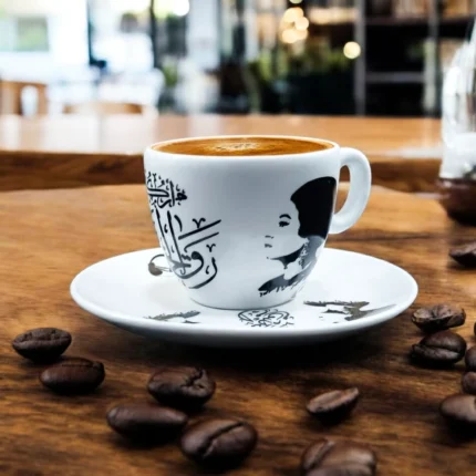 فنجان قهوة أم كلثوم بورسلين بيضاوي 90 مل – تصميم كوبليه “رق الحبيب” أبيض × أسود – هدية كلاسيكية مميزة