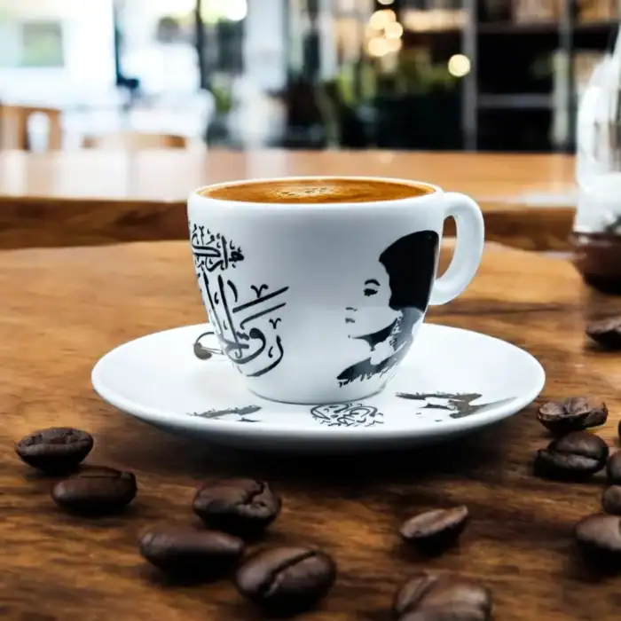 فنجان قهوة أم كلثوم بورسلين بيضاوي 90 مل – تصميم كوبليه “رق الحبيب” أبيض × أسود – هدية كلاسيكية مميزة