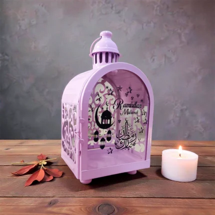 فانوس رمضان معدني على شكل بيت لون روز – مقاس 27 × 14 × 12 سم ديكور رمضاني أنيق