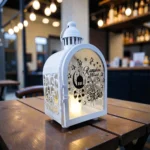 فانوس رمضان معدني على شكل بيت لون أبيض – مقاس 27 × 14 × 12 سم ديكور رمضاني أنيق