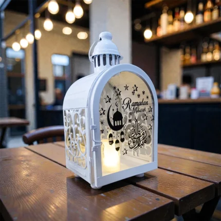 فانوس رمضان معدني على شكل بيت لون أبيض – مقاس 27 × 14 × 12 سم ديكور رمضاني أنيق