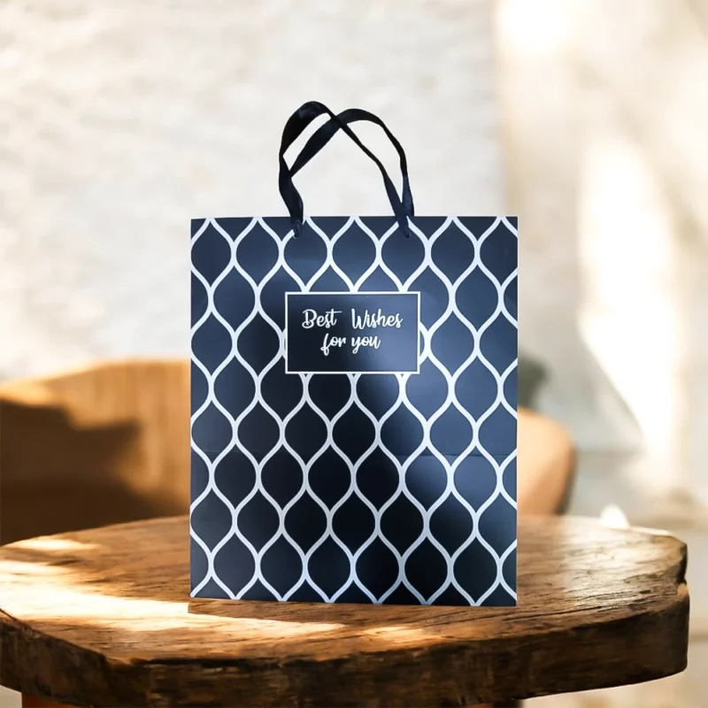 شنطة هدايا بوكس سوداء بتصميم هندسي ذهبي راقٍ – حجم 29.5×21.5 سم