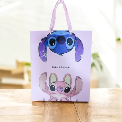 شنطة هدايا بوكس بتصميم ستتش الكيوت – مقاس 29.5 × 21.5 سم – مناسبة للهدايا والمناسبات