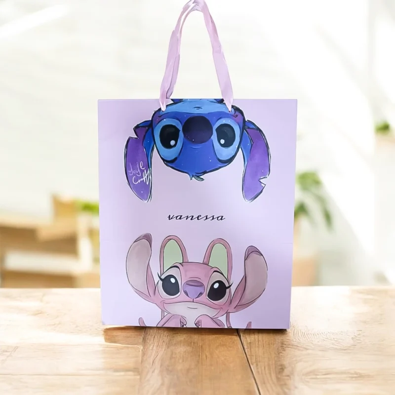 شنطة هدايا بوكس بتصميم ستتش الكيوت – مقاس 29.5 × 21.5 سم – مناسبة للهدايا والمناسبات