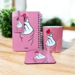 مجموعة هدايا كيوت للبنات والأصدقاء – مج بورسلين مع نوت بوك سلك وكوستر وميدالية بتصميم وردي مميز