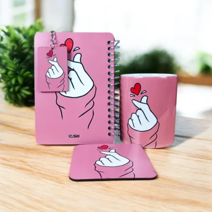 مجموعة هدايا كيوت للبنات والأصدقاء – مج بورسلين مع نوت بوك سلك وكوستر وميدالية بتصميم وردي مميز