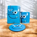 مجموعة هدايا شلبي كيوت بتصميم كرتوني أزرق – مج بورسلين + نوت بوك سلك + كوستر + ميدالية مفاتيح